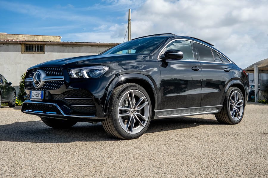 Mercedes GLE Coupé nera fotografata di tre quarti anteriore per la concessionaria