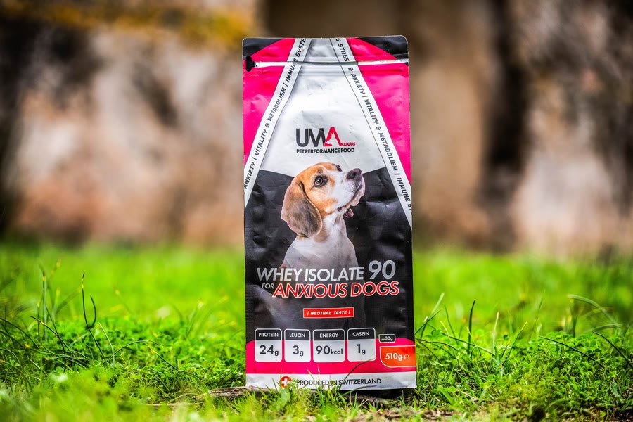Confezione di alimento per cani appoggiata sull'erba