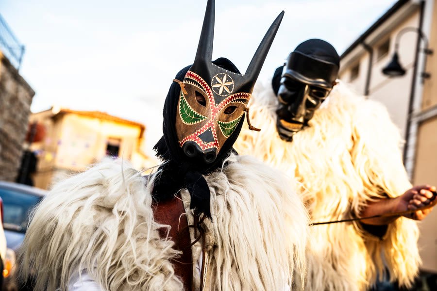Maschere tradizionali sarde in pelliccia durante una sfilata di carnevale