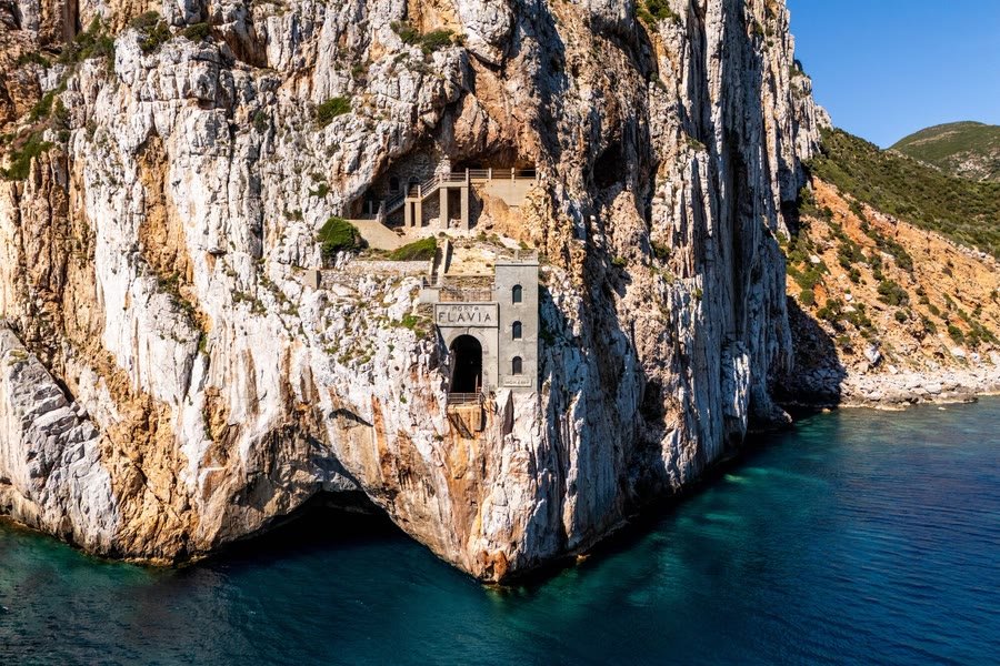Porto Flavia scavato nella falesia a picco sul mare